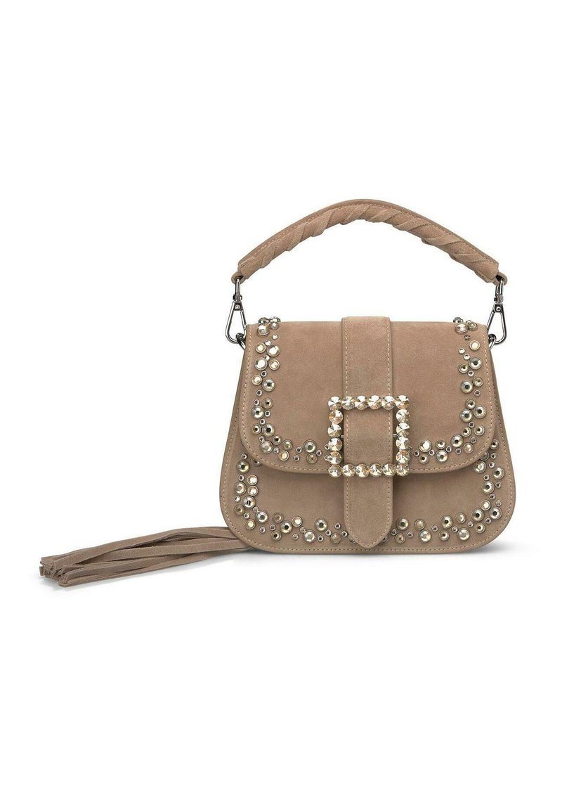 Beżowa torebka z sztucznego zamszu z plecionym uchwytem, ozdobnymi wstawkami z ćwieków i dużą dekoracyjną klamrą. Posiada odpinany detal w postaci chwosta.