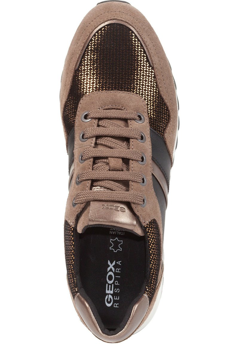 Sneaker in suede marrone e mesh con accenti neri, punta rotonda, lacci piatti e un dettaglio metallico lavorato sulla tomaia. Branding Geox visibile.
