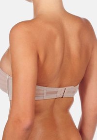 Sujetador strapless beige con tejido suave y detalles de malla, que cuenta con un cierre de gancho y ojal en la parte posterior para un ajuste seguro.