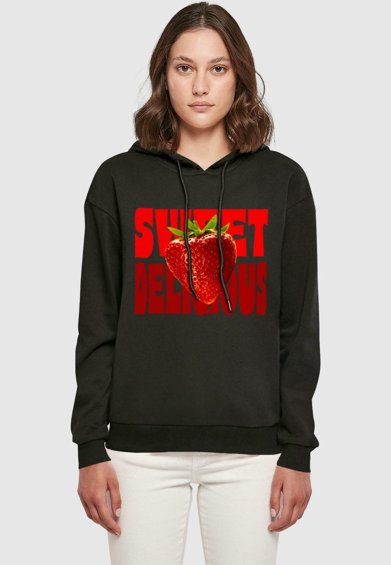 Schwarzer Hoodie mit einer großen Erdbeergrafik und rotem Text mit der Aufschrift "SÜSSER LECKER." Ausgestattet mit einer Kapuze mit Kordelzug und gerippten Bündchen.