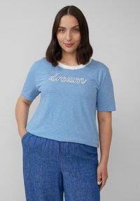Blau-weiß gestreiftes Kurzarm-T-Shirt mit Rundhalsausschnitt und gesticktem "dream"-Text in der Mitte. Hergestellt aus weichem Baumwollmaterial.