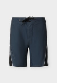 Μπλε ναυτικό μαγιό σορτς με μαύρες πλευρικές λεπτομέρειες, λευκή περιμετρική ραφή, μπροστινή τσέπη με φερμουάρ και μαύρο κορδόνι στη μέση.