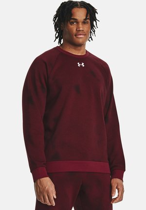 Sudadera granate hecha de tela texturizada, con un cuello redondo, puños de canalé y un logo bordado en el pecho.