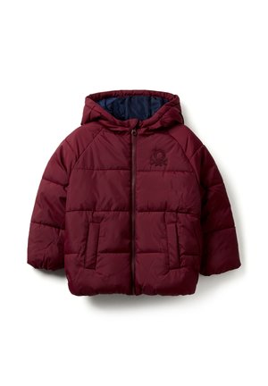 Doudoune bordeaux avec capuche, doublure bleue, design matelassé, fermeture éclair frontale et deux poches latérales. Logo brodé sur la poitrine.