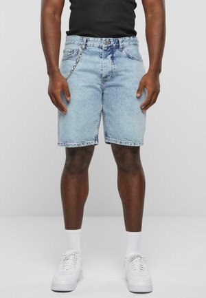 Lichtblauwe denim shorts met een comfortabele pasvorm; voorzien van een kettingdetail aan de voorkant, contrasterende stiksels en een rechte snit aan de zoom.