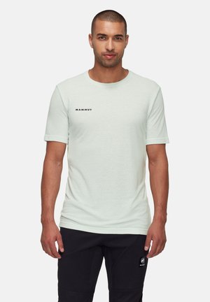Licht mintgroene t-shirt met korte mouwen, gemaakt van zachte stof, met een klein zwart "MAMMUT" logo op de linkerborst. Klassieke pasvorm.