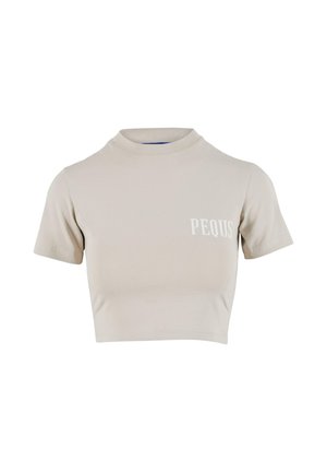 Kratka majica v svetli bež barvi, kratki rokavi, visok ovratnik, z belim napisom "PEQUS" na levem prsnem delu. Gladka tekstura.