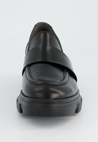 Schwarzer Leder-Schuh mit einem breiten dekorativen Riemen über dem Obermaterial, runder Zehenform und einer robusten Gummisohle. Glatte Oberfläche und minimale Nähte.