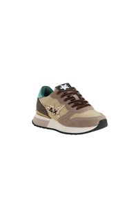 Sneaker beige e marrone con lacci marroni scuri, fodera interna verde, logo a stella luccicante di lato e suola spessa bianca e nera, inclinato a destra.