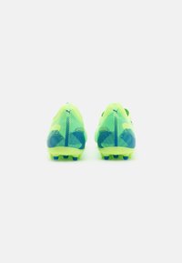 Scarpe da calcio di un vivace giallo-verde con una parte superiore in mesh testurizzato, accenti blu e una suola stampata con molteplici tacchetti per una migliore trazione.