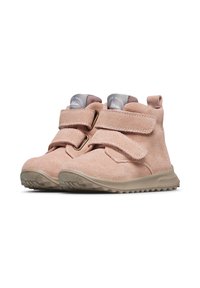 Stivali alla caviglia in suede rosa con due cinturini regolabili in Velcro, suola in gomma testurizzata e rivestimento impermeabile; progettati per durabilità e comfort.