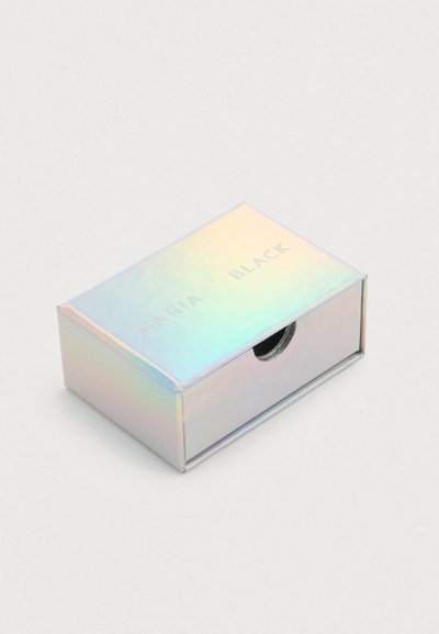 Iridescente rechthoekige doos met een reflecterend oppervlak waarop de tekst "MARIA BLACK" in het deksel is geperst. Compact ontwerp met een ronde uitsparing.