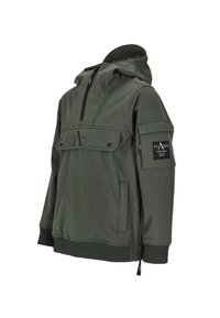 Oliwkowa kurtka z kapturem wykonana z materiału soft-shell, z przednią kieszenią, zamkiem błyskawicznym i prążkowanymi mankietami. Zawiera naszywkę z logo na rękawie.