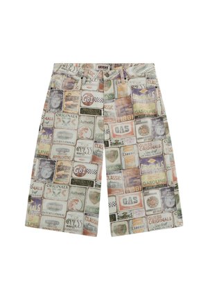 Baumwollshorts mit einem mehrfarbigen Collage-Druck, der verschiedene Etiketten und Logos, einschließlich "Guess" und "Gasoline", zeigt.