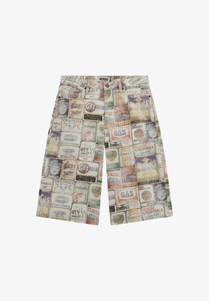 Baumwollshorts mit einem mehrfarbigen Collage-Druck, der verschiedene Etiketten und Logos, einschließlich "Guess" und "Gasoline", zeigt.