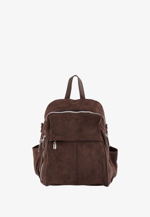 Brauner Wildleder-Rucksack mit abgerundetem Oberteil, silbernen Reißverschlüssen, einer Fronttasche und Seitentaschen. Mit einem Tragegriff oben und verstellbaren Riemen.