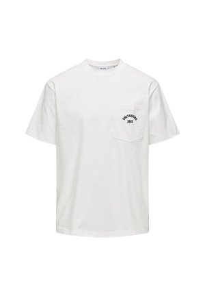 Weißes Baumwoll-T-Shirt mit kurzen Ärmeln, rundem Ausschnitt und einer linken Brusttasche, die mit schwarzem gesticktem Text und einem kleinen Logodetail versehen ist.