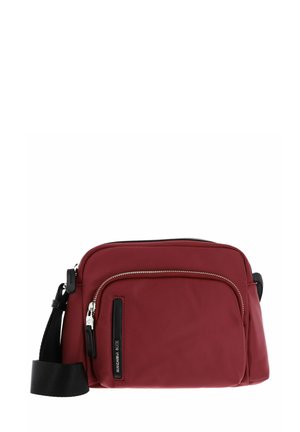 Sac à bandoulière en nylon rouge avec une sangle noire, doté d'une poche avant zippée et d'un design épuré. Des éléments en métal argenté embellissent les zips.