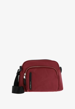 Sac à bandoulière en nylon rouge avec une sangle noire, doté d'une poche avant zippée et d'un design épuré. Des éléments en métal argenté embellissent les zips.