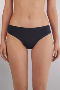 Zwarte bikini slip met een gladde textuur, lage taille en minimalistische bedekking. Voorzien van zachte naden voor comfort en een naadloze tailleband.