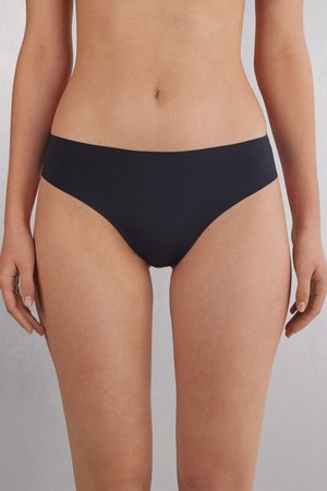 Zwarte bikini slip met een gladde textuur, lage taille en minimalistische bedekking. Voorzien van zachte naden voor comfort en een naadloze tailleband.