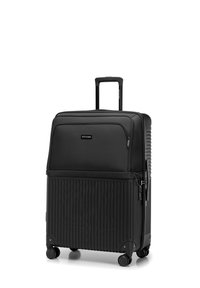 Valise rigide noire avec une texture rainurée, une poche zippée à l'avant, une poignée télescopique et quatre roues pivotantes pour une mobilité aisée.