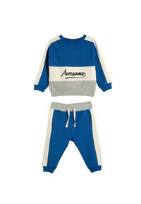 Twee-delig kinderoutfit in blauw, crème en grijs. De top heeft lange mouwen met de tekst "Awesome", en de broek heeft een elastische tailleband.