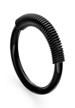 Schwarzes, rundes Armband mit glatter Oberfläche und einer strukturierten, spiralförmigen Verzierung. Hergestellt aus einem robusten, flexiblen Material.