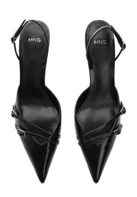 Escarpins à talons hauts en cuir verni noir, avec des pointes effilées, des brides étroites autour de la cheville et des accents de boucles en métal. Texture lisse.