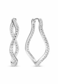 Silvriga hoops med en vriden design, som har en rad av små, klara, glittrande ädelstenar längs kanterna.