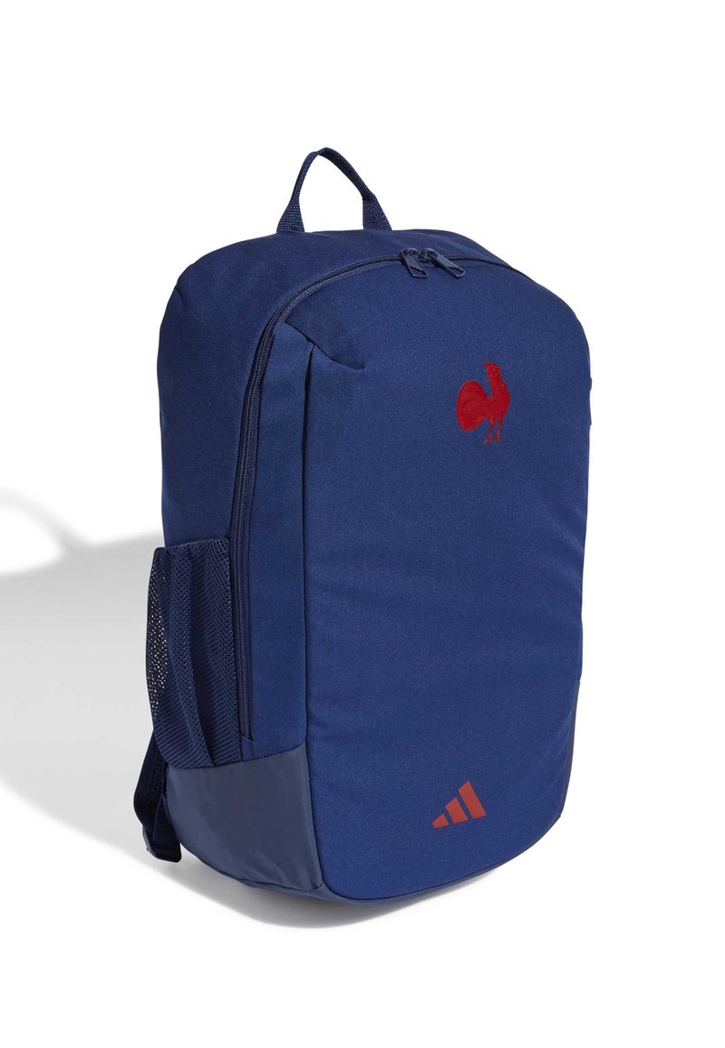 Dunkelblauer Rucksack mit einem roten Hahn-Logo, Netzseitentasche und gepolsterten Trägern. Aus strapazierfähigem Stoff mit einem schlanken rechteckigen Design gefertigt.