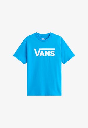 Jasnoniebieska koszulka z krótkim rękawem z dużym białym logo Vans na środku klatki piersiowej, jednolite tło.