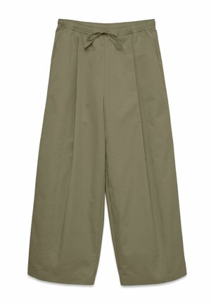 Pantalon à jambes larges, vert olive, avec taille élastique et cordon de serrage, présentant des détails de coutures verticales le long des jambes.