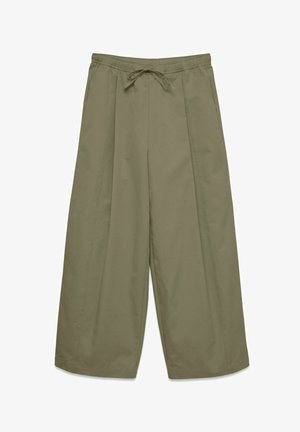 Pantalon à jambes larges, vert olive, avec taille élastique et cordon de serrage, présentant des détails de coutures verticales le long des jambes.