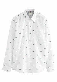 Camisa blanca con cuello abotonado, que presenta un patrón de libélulas azules repetido y un bolsillo en el pecho. Fabricada en algodón.