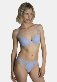 Soutien-gorge lavande clair et string assorti avec une finition lisse et des accents en dentelle. Bretelles ajustables ; design de coque sans coutures ; motif de dentelle géométrique.