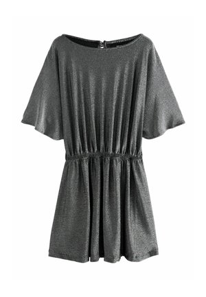 Lühikeste varrukatega must sädelev kleit, millel on ümmargune kaelus ja elastne vöökoht. Seljal on lukuga kinnitamine ja voogav kangas.