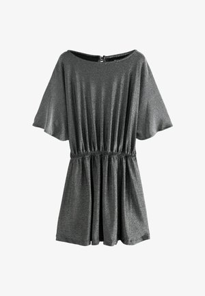 Czarna, błyszcząca sukienka z krótkim rękawem, okrągłym dekoltem i elastyczną talią. Posiada zamek błyskawiczny z tyłu oraz lekko opadający materiał.