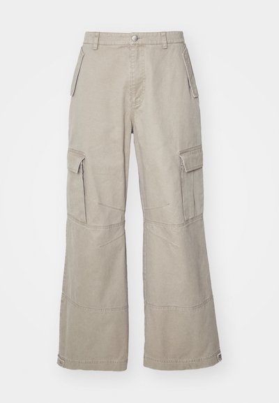 Pantalons cargo kaki en coton mélangé, avec des jambes larges, plusieurs poches latérales et des détails de couture subtils.