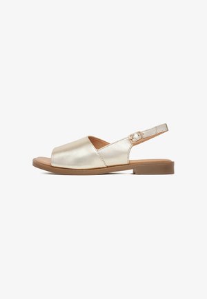 Arany fémes slingback szandál nyitott orral, lapos barna talppal és állítható boka pánttal, csattal. Simas texture és minimalista dizájn.