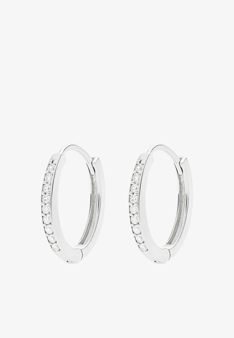 Paire de petites boucles d'oreilles créoles en argent, ornées d'une rangée de pierres rondes taillées en clair sur le bord avant, présentées sur un fond blanc.