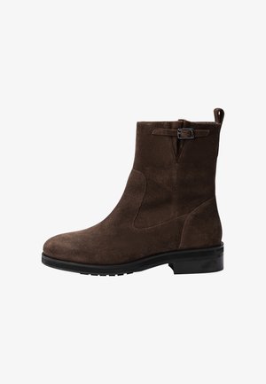 Dunkelbrauner Wildleder-Stiefelette mit niedrigem schwarzem Absatz, runder Kappe, seitlichem Schnallenriemen und Zuglasche hinten.