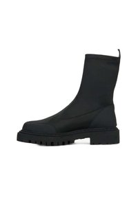 - Botki na platformie