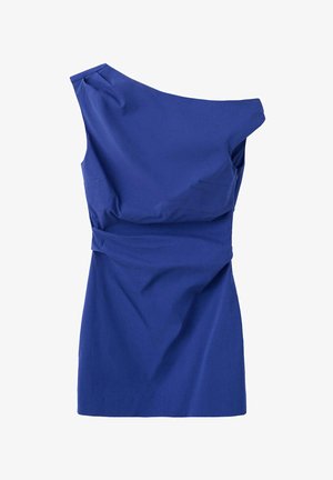 Robe asymétrique sans manches bleu roi avec une taille cintrée et un ourlet court.
