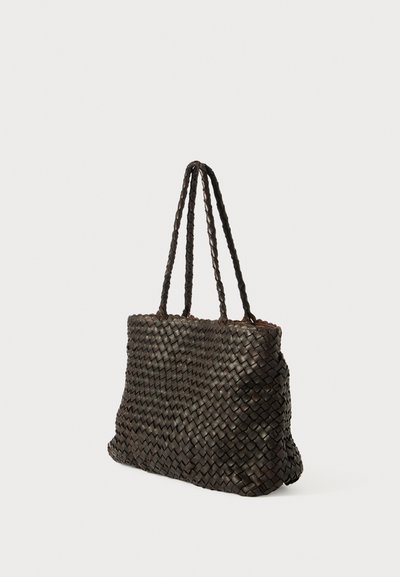 Πλεκτή τσάντα ώμου σε σκούρο καφέ χρώμα, ορθογώνιο σχήμα με πλεξούδες λαβές. Διαθέτει υφασμάτινη, επενδυμένη επιφάνεια για πρόσθετη λεπτομέρεια.