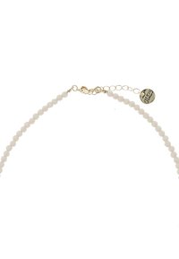 Delicate witte kralenketting met kleine ronde kralen, afgewerkt met een gouden sluiting en een label. Heeft een slank, elegant ontwerp.