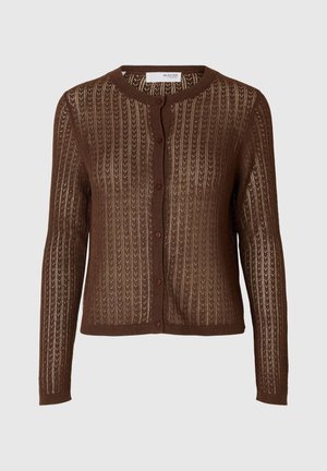 Cardigan en tricot brun avec un motif texturé, encolure ronde, manches longues et fermeture à boutons sur le devant.