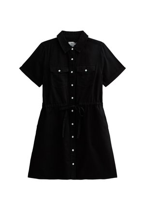 Vestido corto negro de mangas cortas hecho de denim, con botones en la parte delantera, dos bolsillos en el pecho y un cinturón ajustable.