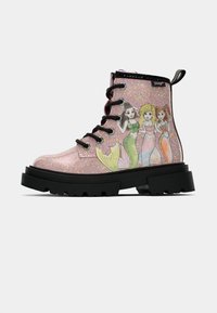 Botas de tobillo brillantes en color rosa con suela y cordones negros. Presentan ilustraciones de sirenas en verde, rosa y azul en los laterales.