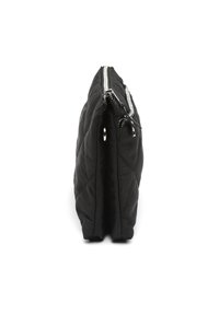 Sac noir matelassé avec une surface texturée, doté d'une fermeture éclair double sur le bord supérieur et d'une forme rectangulaire plate.